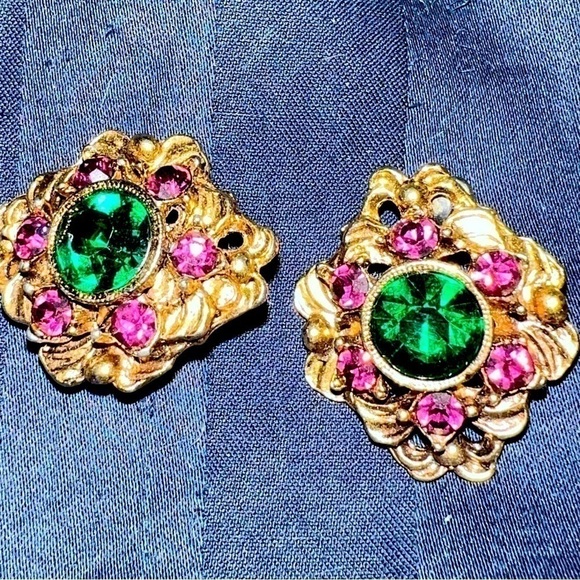Jewelry - Lovely gold and crystal earrings! Festive and elegant.